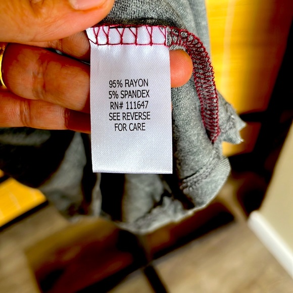 FIFTH SUN statement long sleeve tees size LARGE COLOR grey&maroon C$8 - Picture 4 of 5